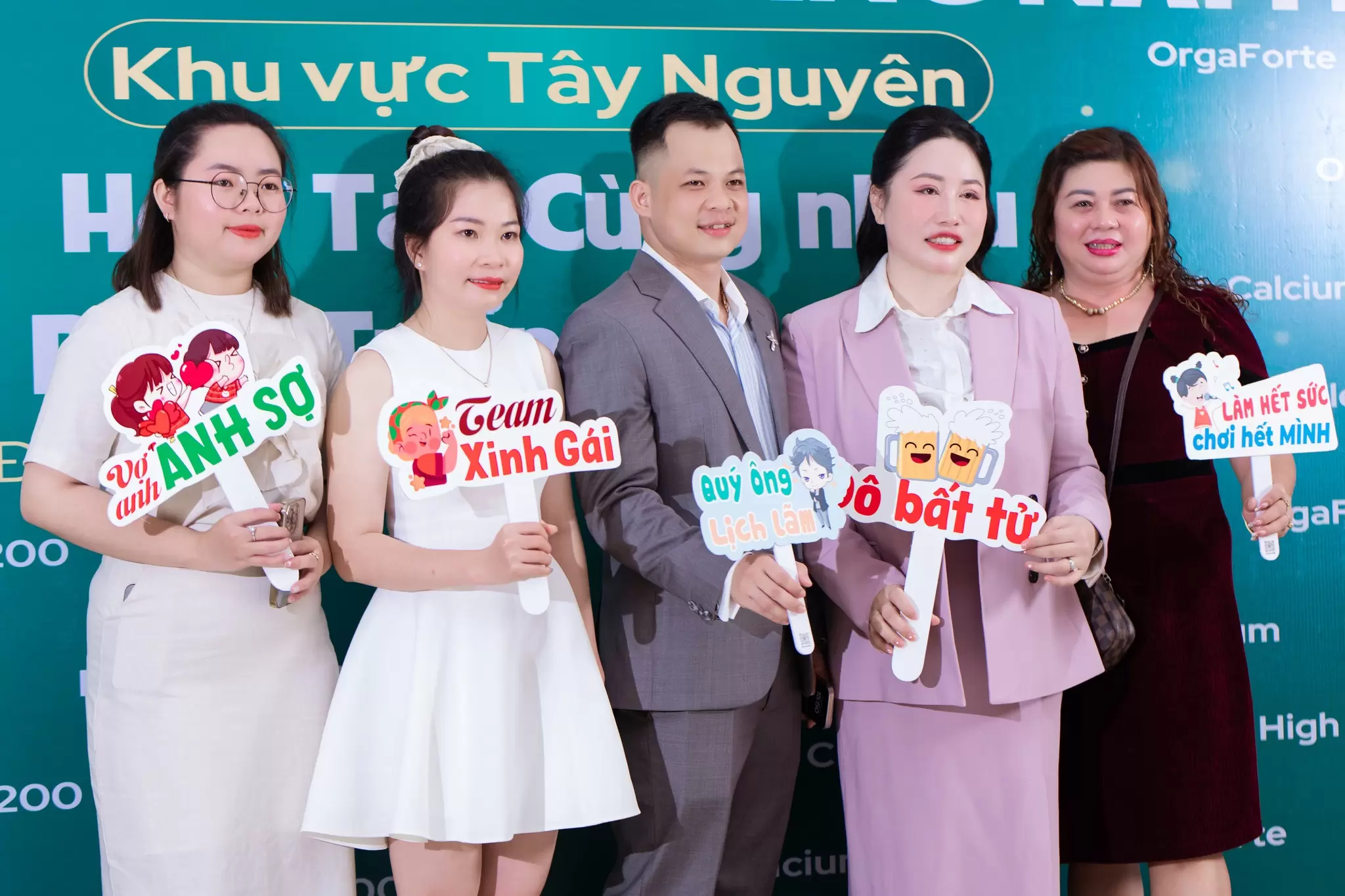Tổ Chức Hội Nghị Tri Ân Khách Hàng 2025 Khu Vực Tây Nguyên – Dấu Ấn Gắn Kết, Tri Ân và Phát Triển  Ngày 18/05/2025, tại khách sạn Mường Thanh Luxury Buôn Ma Thuột, Công ty Thiên An Nông đã long trọng tổ chức Hội nghị Tri Ân Khách Hàng 2025 – Khu Vực Tây Nguyên, với sự hiện diện của hơn 130 Quý Đại Lý đến từ Đắk Lắk và Đắk Nông. Sự kiện không chỉ là một buổi gặp gỡ, mà còn là dịp đặc biệt để công ty gửi lời tri ân sâu sắc đến các đối tác đã và đang đồng hành, ủng hộ Thiên An Nông trong suốt 11 năm phát triển bền vững.     Tri ân sự đồng hành của Quý Đại Lý tại vùng đất nông nghiệp trọng điểm  Tây Nguyên từ lâu đã được biết đến là một trong những trung tâm nông nghiệp trọng điểm của cả nước. Đắk Lắk và Đắk Nông – hai tỉnh có điều kiện khí hậu, thổ nhưỡng và tiềm năng nông nghiệp phong phú – chính là nơi hội tụ những khách hàng chiến lược, gắn bó mật thiết với Công ty Thiên An Nông. Trong suốt thời gian qua, sự đồng hành bền bỉ và niềm tin mạnh mẽ từ Quý Đại Lý đã trở thành nền tảng vững chắc để Thiên An Nông không ngừng cải tiến sản phẩm và dịch vụ, đáp ứng nhu cầu ngày càng cao của ngành nông nghiệp địa phương.  Không gian hội nghị trang trọng – Ấm áp nghĩa tình  Buổi hội nghị được tổ chức trong không gian trang trọng, ấm cúng tại Khách sạn Mường Thanh Luxury Buôn Ma Thuột, nơi các đại lý cùng nhau chia sẻ những câu chuyện kinh doanh, những khó khăn trong thực tế sản xuất và thành công đáng tự hào đạt được trong năm qua.  Sự kiện trở nên sôi động và đầy cảm xúc với phần biểu diễn nghệ thuật đặc sắc từ các ca sĩ trẻ xinh đẹp như Lê Thu Thảo, Đồng Ngọc Mỹ Linh, Hoàng Ngân,…, mang đến những giây phút thư giãn và gắn kết sau những giờ phút làm việc căng thẳng.     Vinh danh những nỗ lực vượt bậc – Ghi nhận đóng góp to lớn  Một trong những điểm nhấn quan trọng của chương trình là Lễ vinh danh Top 5 Đại lý xuất sắc nhất năm 2024 – những cá nhân và đơn vị không chỉ đạt doanh số ấn tượng mà còn luôn tiên phong trong việc lan tỏa giá trị và chất lượng sản phẩm của Thiên An Nông đến bà con nông dân khắp vùng Tây Nguyên.  Không chỉ là phần thưởng, đây còn là sự ghi nhận chân thành từ công ty tới những nỗ lực không ngừng nghỉ của các đại lý, minh chứng cho mối quan hệ hợp tác cùng phát triển giữa doanh nghiệp và khách hàng.  Lắng nghe – Thấu hiểu – Đồng hành cùng phát triển  Thông qua hội nghị, Ban Lãnh Đạo Thiên An Nông không chỉ bày tỏ lòng biết ơn mà còn lắng nghe cởi mở những góp ý thực tế từ Quý Đại Lý về sản phẩm, dịch vụ và chính sách hỗ trợ. Những chia sẻ chân thành, những lời động viên đầy nghĩa tình chính là động lực để công ty hoàn thiện hơn từng ngày, nhằm phục vụ tốt hơn nhu cầu của khách hàng và của ngành nông nghiệp hiện đại.     Cam kết phát triển bền vững và tổ chức nhiều hoạt động gắn kết trong tương lai  Kết thúc buổi hội nghị, đại diện Công ty Thiên An Nông một lần nữa khẳng định:  “Chúng tôi không chỉ xem Quý Đại Lý là đối tác thương mại mà còn là người bạn đồng hành thân thiết. Sự tin tưởng và hợp tác của Quý vị là niềm tự hào và là động lực to lớn giúp chúng tôi tiếp tục sứ mệnh phụng sự nền nông nghiệp an toàn, hiệu quả và hiện đại tại Việt Nam.”  Thiên An Nông cũng cam kết sẽ tiếp tục tổ chức nhiều chương trình kết nối, tri ân và đào tạo kỹ thuật cho hệ thống đại lý trong thời gian tới, nhằm nâng cao hiệu quả hợp tác, mở rộng thị trường và phát triển sản phẩm phù hợp với đặc thù thổ nhưỡng của từng vùng.     Hội nghị không chỉ là một sự kiện – Mà là bước tiến cho một hành trình mới  Hội nghị Tri Ân Khách Hàng 2025 Khu Vực Tây Nguyên đã khép lại trong không khí hân hoan, trọn vẹn và đầy cảm xúc. Hơn tất cả, sự kiện đã mở ra một hành trình hợp tác mới, sâu sắc và bền chặt hơn nữa giữa Thiên An Nông và các đại lý khu vực Tây Nguyên – nơi trái tim của nông nghiệp Việt Nam luôn đập mạnh mẽ với niềm tin, khát vọng và sự phát triển bền vững.  Thiên An Nông – 11 năm vững bước cùng nông nghiệp Việt Nam! Tiếp nối hành trình – Nâng tầm chất lượng – Đồng hành cùng nhà nông!-2